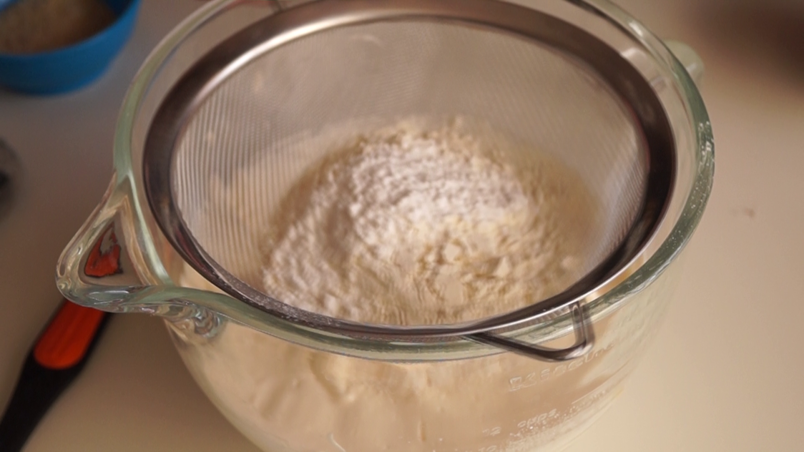 Erdbeer-Vanillejoghurt-Torte mit Amicelli-Rand