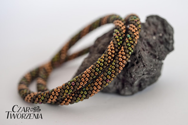 sznur szydełkowo koralikowy antique bronze frosted grren iris