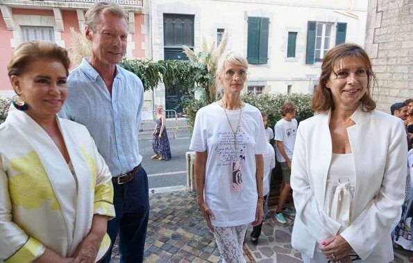 Grand Duchess Maria Teresa wore a silk kimono-style jacket by Anelore. The royal couple visited french designer Anelor's fashion show in Biarritz