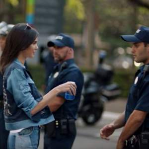Pepsi retira anuncio con Kendall Jenner y ofrece disculpas
