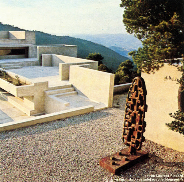 Crestet - Maison / Atelier de François et Claude Stahly Architecte: Bruno Stahly Sculpteur: François Stahly Construction: 1966 - 1970 Textes et photos: Connaissance des Arts - 197 Crestet - Maison / Atelier de François et Claude Stahly Architecte: Bruno Stahly Sculpteur: François Stahly Construction: 1966 - 1970 Textes et photos: Connaissance des Arts - 197