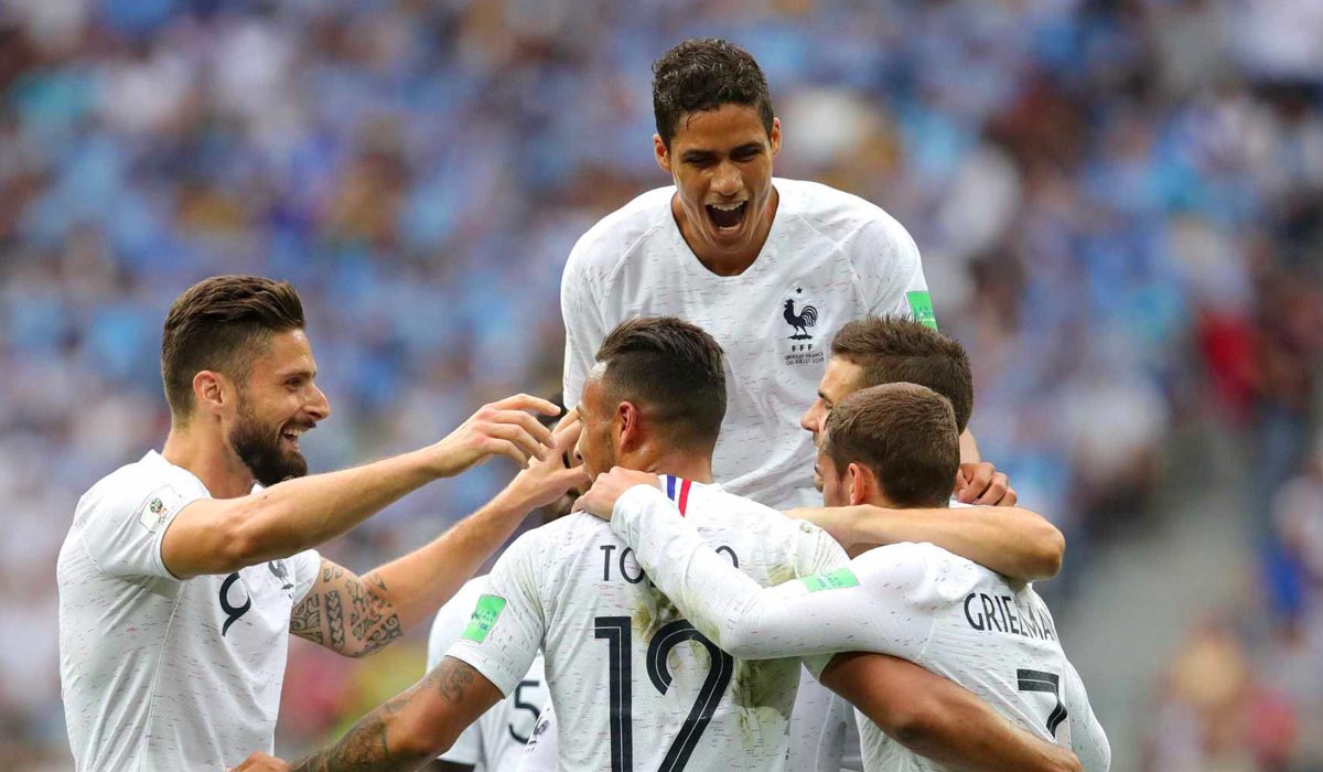 França bate Uruguai, vai à semi e espera Brasil ou Bélgica