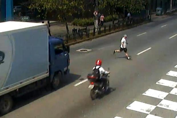 Homem é atropelado por moto ao atravessar em local proibido; vídeo