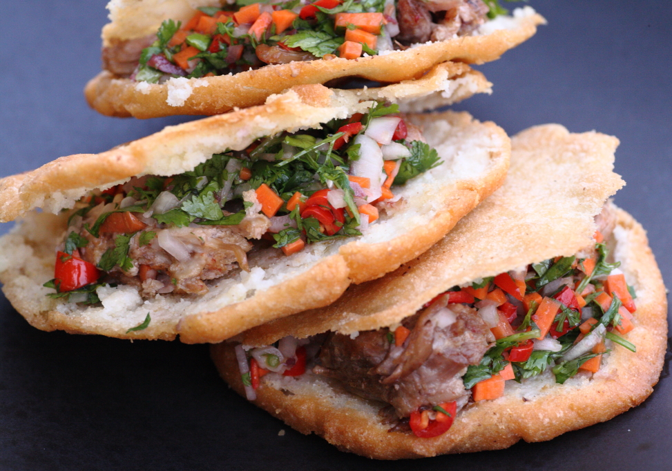 Venezolanische Arepas mit Schweinefleisch