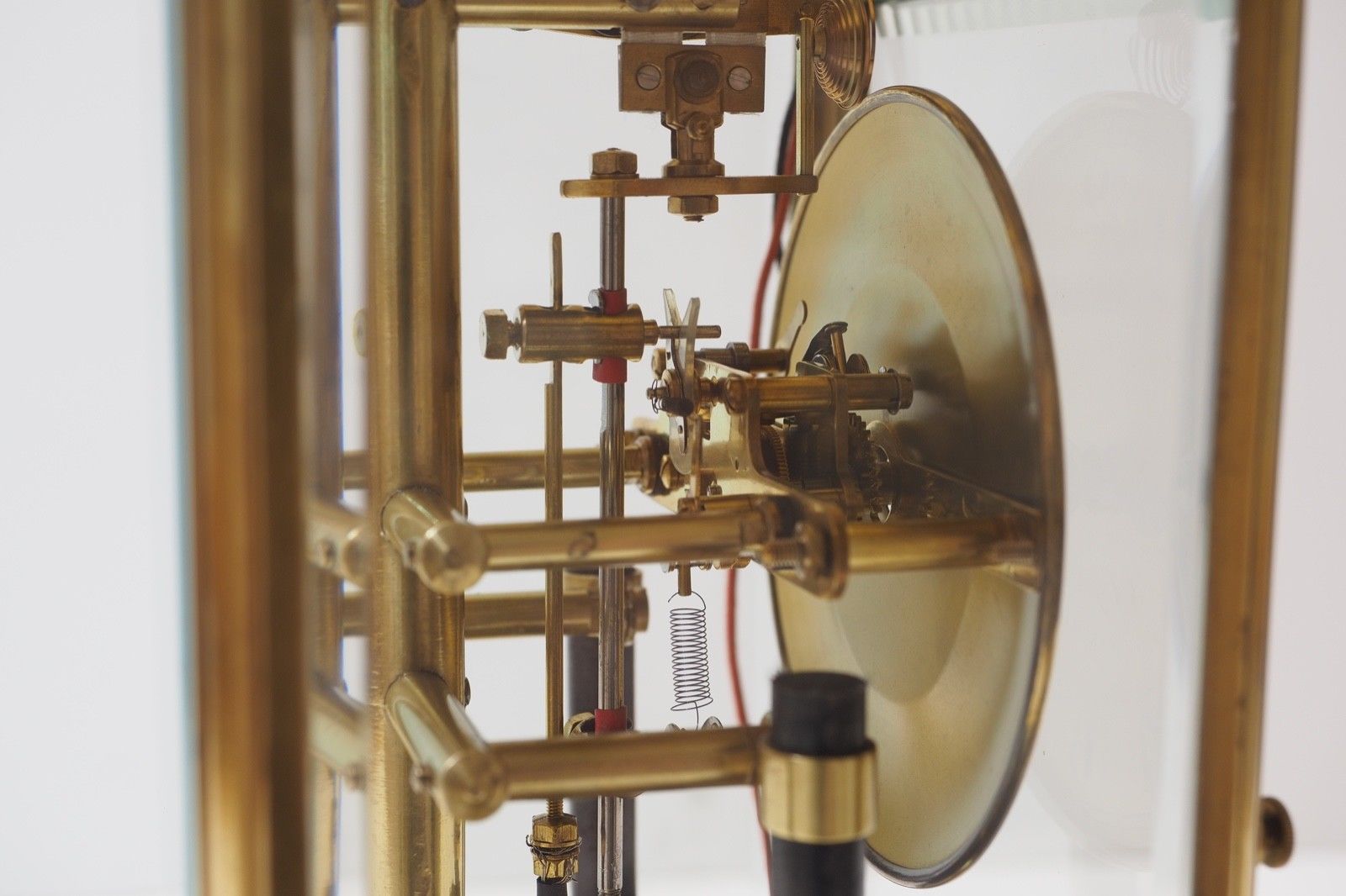 Bulle battery electromechanical pendulum clock