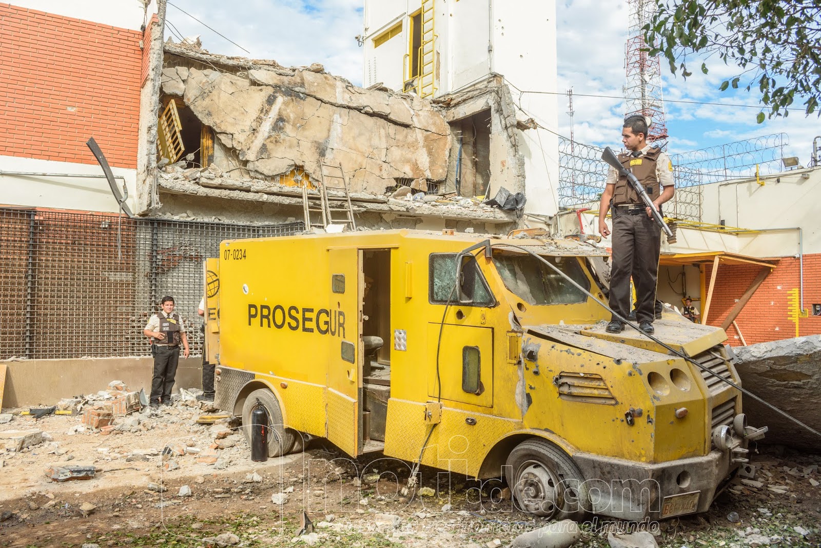 Escena del millonario robo que conmocionó al país. Cinco supuestos miembros de la organización criminal que robó más de 11 millones de dólares de la empresa Prosegur S.A., en abril del año pasado, fueron imputados por la fiscal Vanesa Candia.