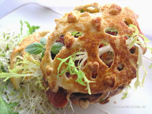 Ensalada de trigo tierno, queso feta, tomate seco, brotes verdes y crujiente de jamón.