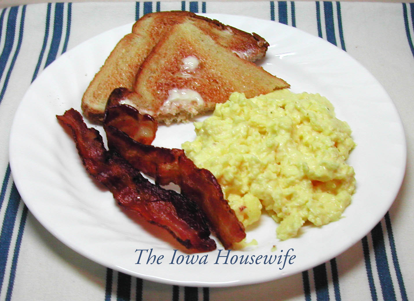 The Iowa Housewife: Scrambled Eggs with Cream Cheese