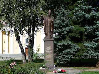 Житомир. Замковая пл. Памятник Папе Римскому Иоанну Павлу II Житомир. Замковая пл. Памятник Папе Римскому Иоанну Павлу II