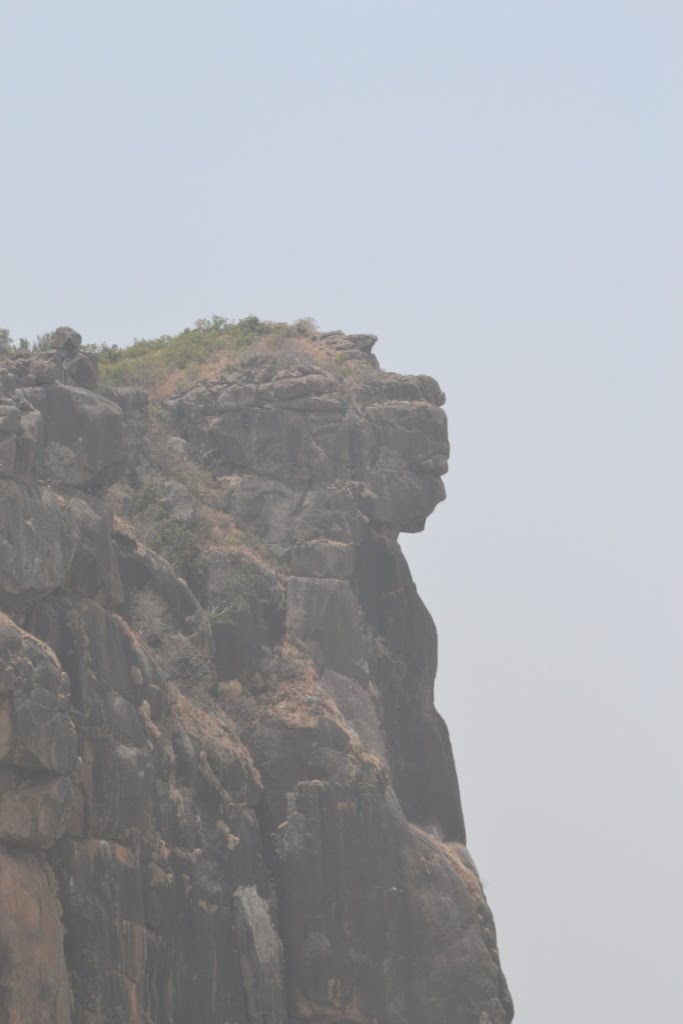 140 метров в час. Статуя Анжело питони. Анжело питони статуя в Африке. Статуя женщины в скале Сьерра Леоне. 140 Метровая статуя женщины в Гвинее.