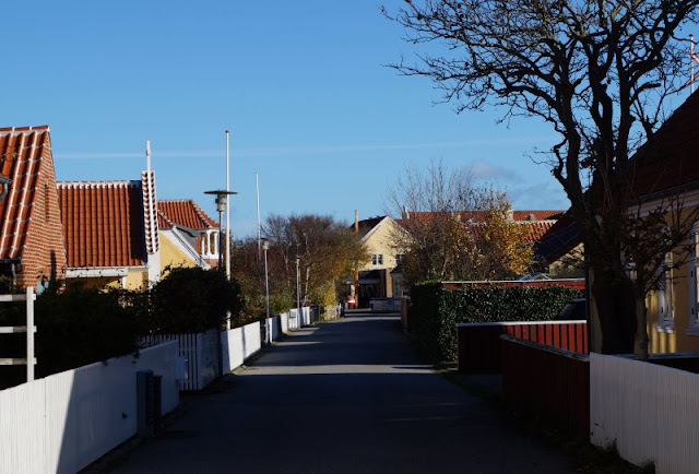 Tipps für einen Tag rund um Skagen. Teil 2: Der Hafen, die Stadt, ein hyggeliges Café und Aalbaek. Mein Tipp: Guckt Euch auch die kleinen Gassen und Nebenstraßen an.