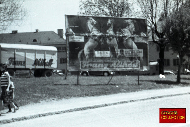 Roulotte et affichage du Cirque Franz Althoff 1967