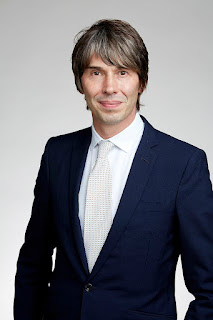 Брайан Кокс https://ru.wikipedia.org/wiki/%D0%9A%D0%BE%D0%BA%D1%81,_%D0%91%D1%80%D0%B0%D0%B9%D0%B0%D0%BD_%D0%AD%D0%B4%D0%B2%D0%B0%D1%80%D0%B4