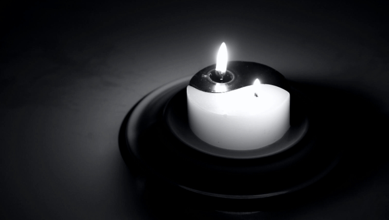 Видео свеча на черном фоне