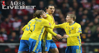 Agen Piala Eropa - Swedia memastikan tiket lolos ke putaran final Piala Eropa 2016 usai bermain imbang 2-2 dengan Denmark di leg kedua Play-off.
