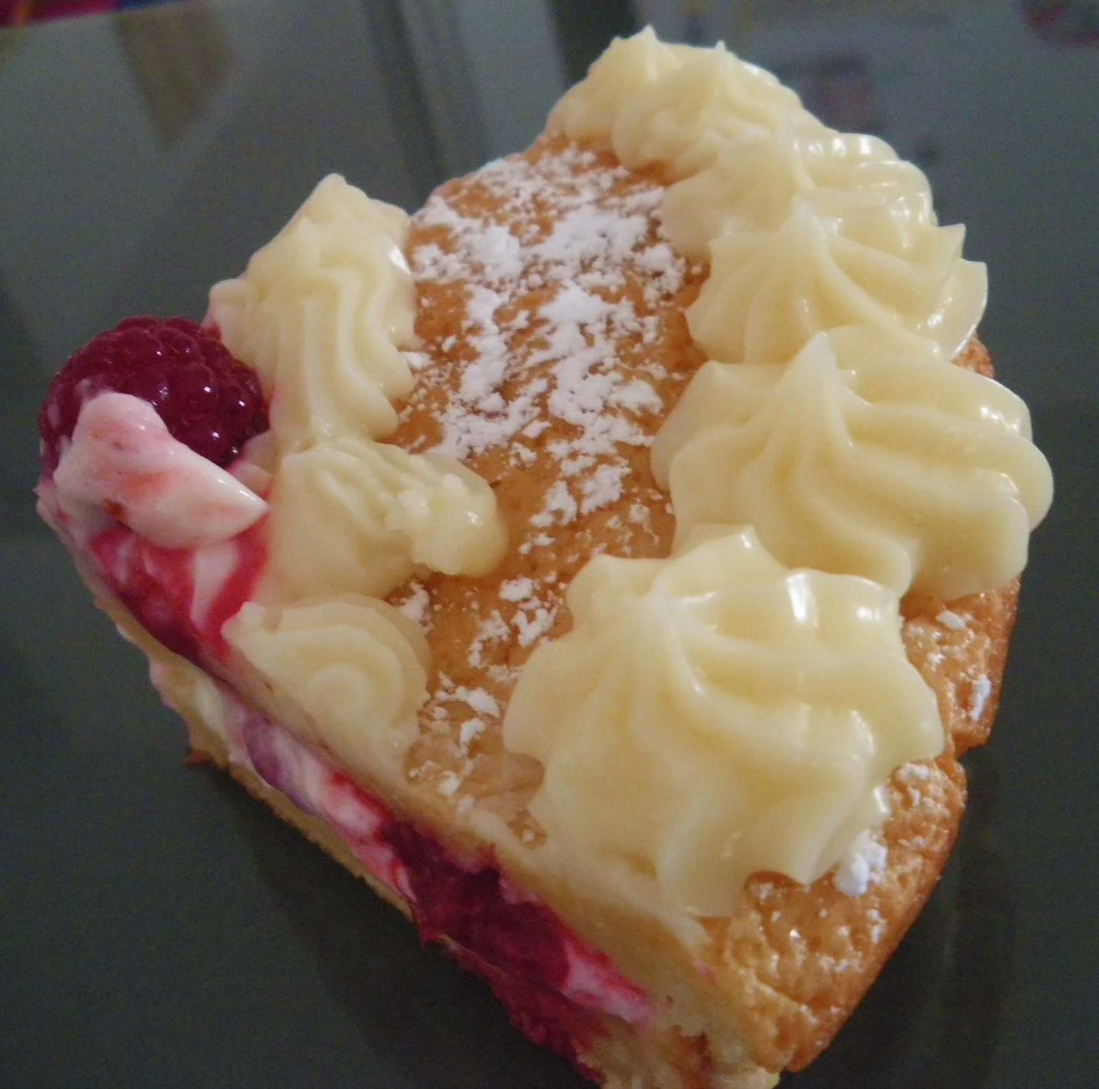 Gâteau au chocolat blanc et fruits rouges