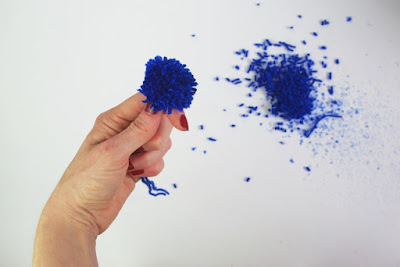 Pompoms (Bommel) mit den Fingern machen Pompoms (Bommel) mit den Fingern machen