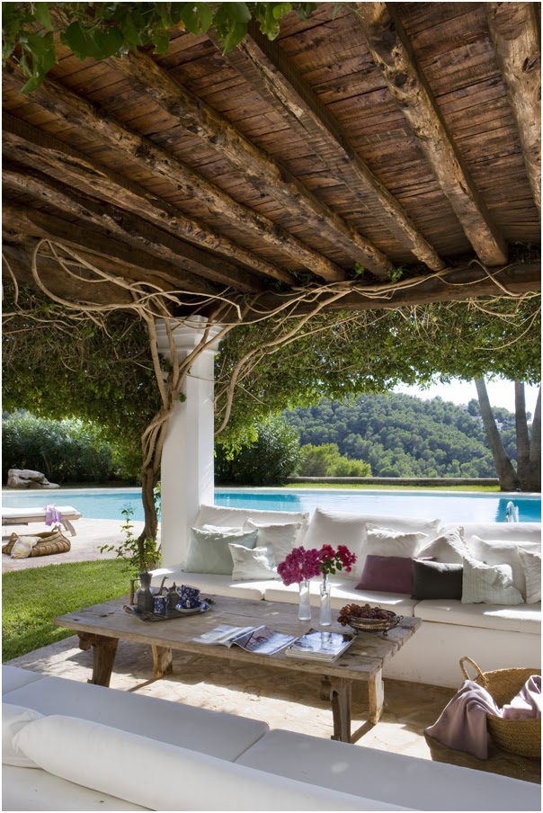 por una parte el estilo rstico es perfecto para decorar un porche de una casa en el campo aportando al conjunto mesa y sillas de madera bajo el techo de - Porches Rusticos por una parte el estilo rstico es perfecto para decorar un porche de una casa en el campo aportando al conjunto mesa y sillas de madera bajo el techo de - Porches Rusticos