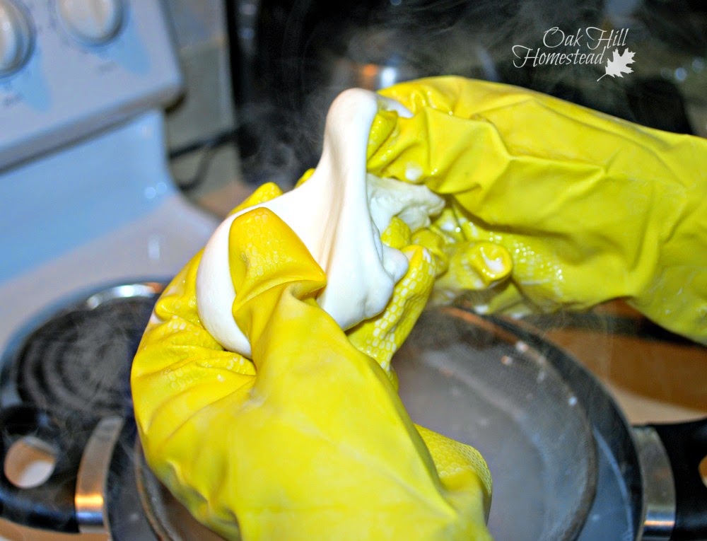  esticando os requeijão quente de queijo mozzarella.