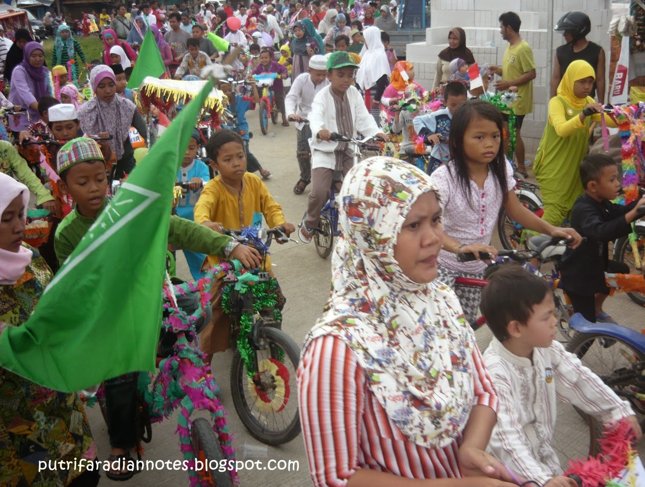  our family stories Lihat Parade Sepeda Anak di Perumahan 