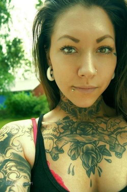 Una chica con tatuaje en el pecho de rosa sangrante