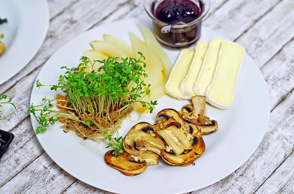 stuttgartcooking: Toast mit Kresse, Champignons, gedünsteten Birnen ...
