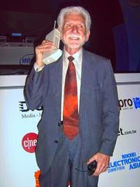 Martin Cooper utilizando un Motorola DynaTAC. Martin Cooper utilizando un Motorola DynaTAC.