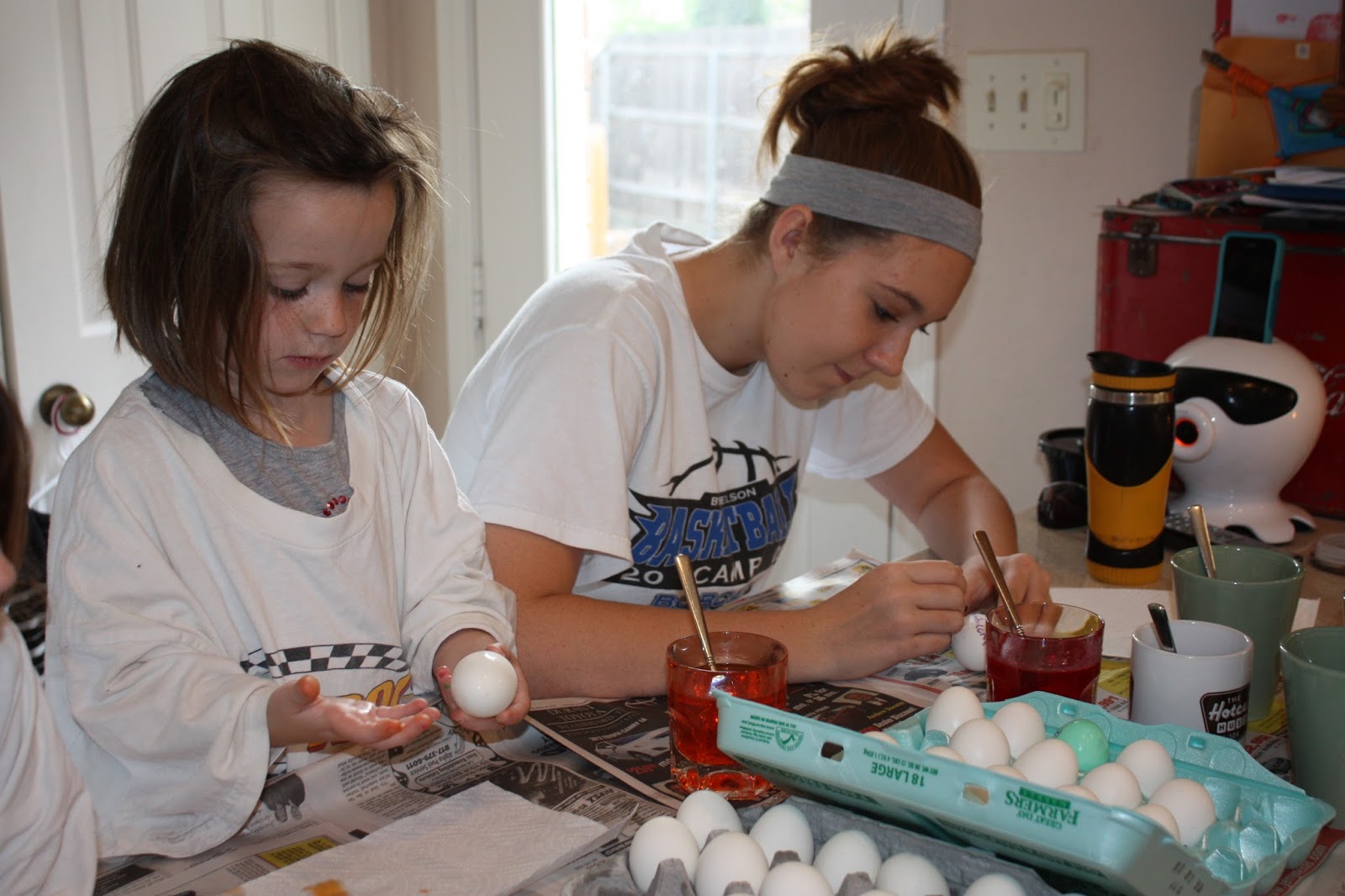 the-sharer-family-easter-egg-dying