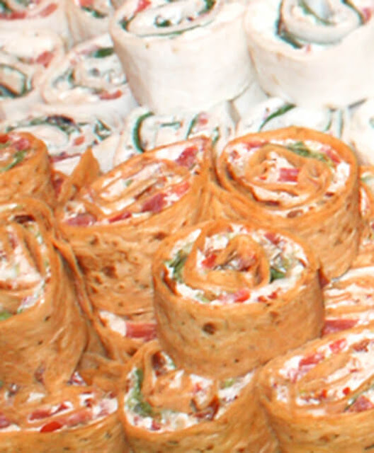 Bacon, Lettuce & Tomato Pinwheels | The Two Bite Club Bacon, Lettuce, and Tomato Pinwheels is an easy to make recipe that makes a great appetizer, lunch or snack!