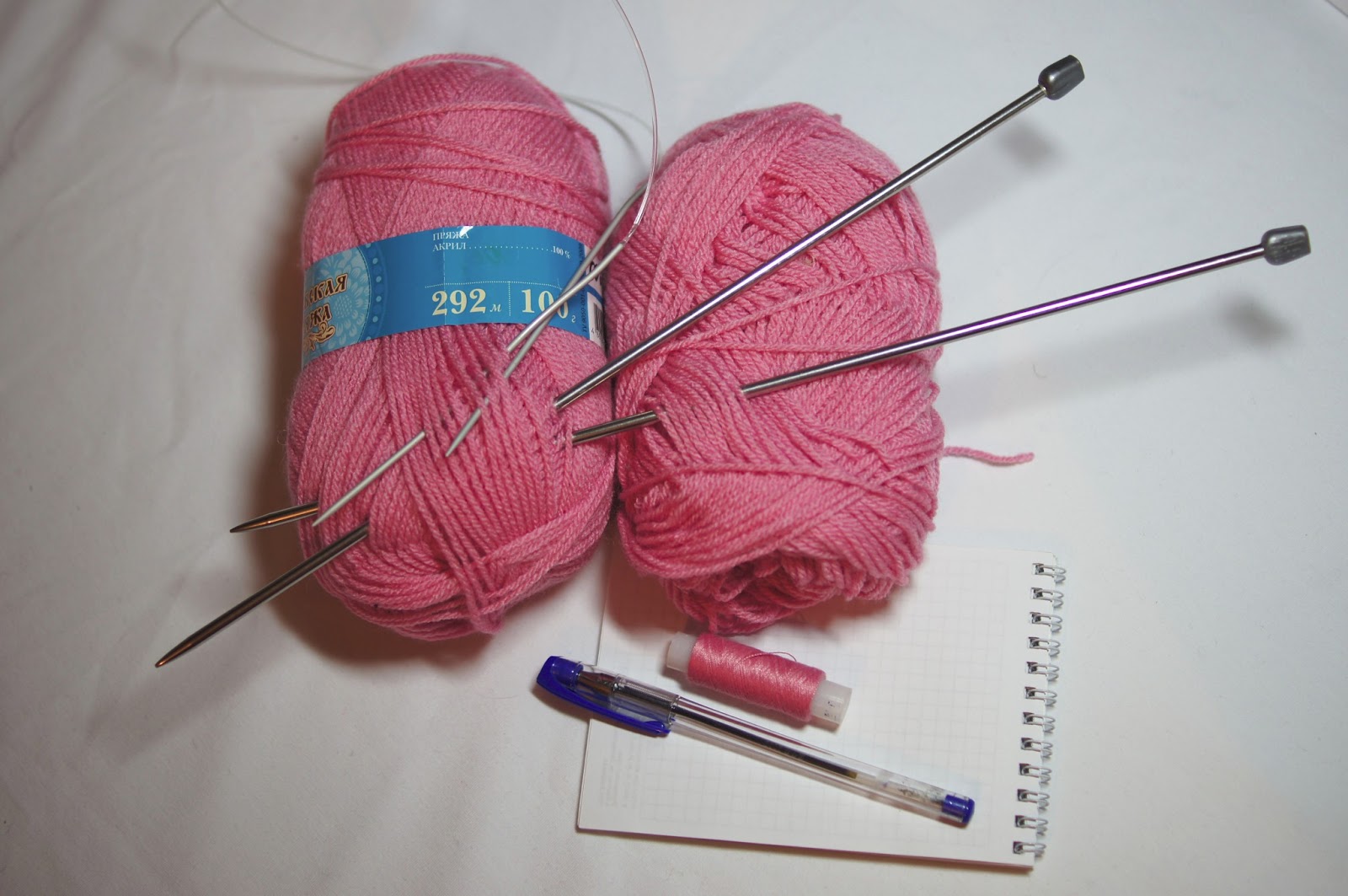 Вязаный шарф для девочки. Вязаные шарфы. Какие спицы для вязания шарфа. Как вязать 2 спицами для начинающих. Какие спицы для вязания шарфа.