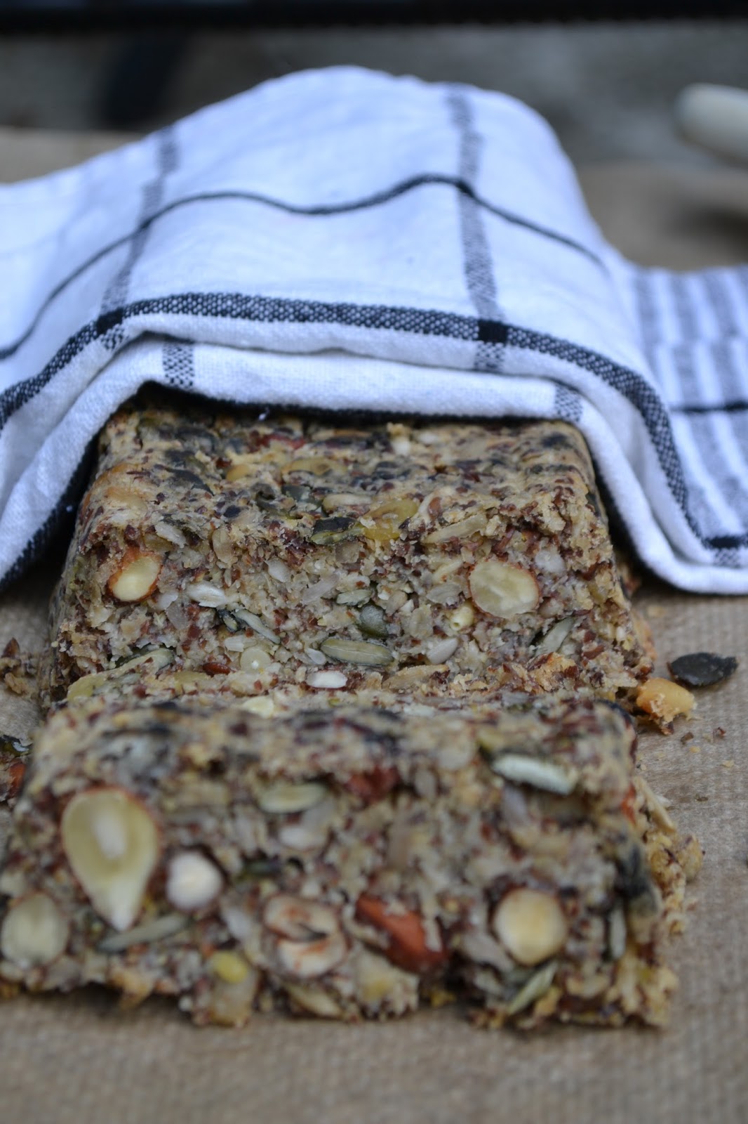 Savoury Wednesday: Fitness-Nuss Brot ohne Mehl - The Recipe Suitcase