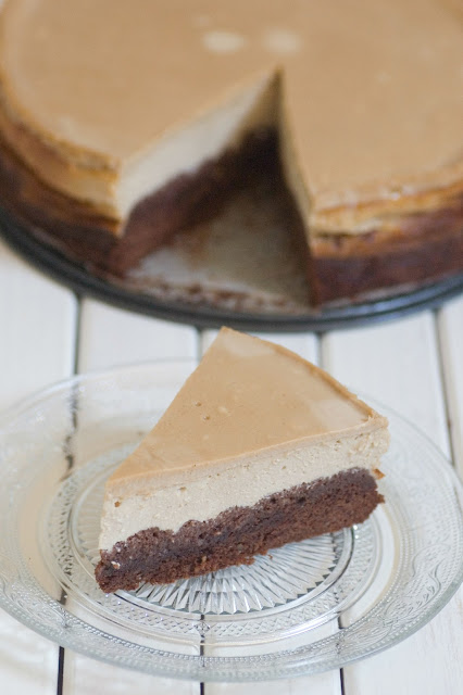 עוגת גבינה וקפה על בסיס בראוניז שוקולד פקאן בציפוי שמנת קפה