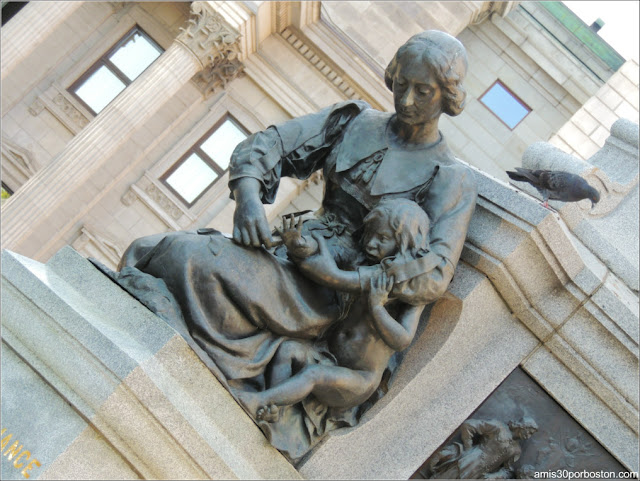 Monumento a Paul Chomedey de Maisonneuve: Escultura de Jeanne Mance Monumento a Paul Chomedey de Maisonneuve: Escultura de Jeanne Mance