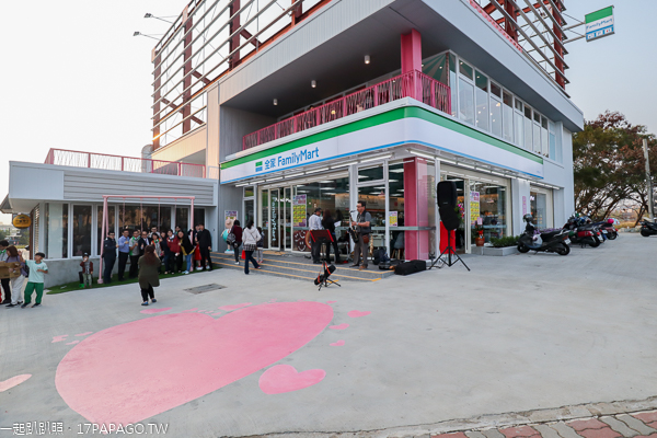 台中北屯|全家台中情人店|超商變成網美和親子景點|粉紅鞦韆|佩佩豬|旋轉木馬|拍照牆 台中北屯|全家台中情人店|超商變成網美和親子景點|粉紅鞦韆|佩佩豬|旋轉木馬|拍照牆