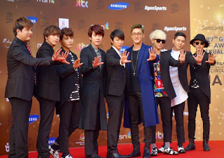 Foto Super Junior Memenangi Penghargaan Golden Disk Awards 2013