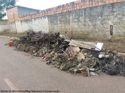 Pilha de entulho retirada de calçada pelo serviço de limpeza pública do município de Parauapebas. Materiais são descartados pela própria população. Foto: Dianes G. Marcelino Parauapebas, serviço de limpeza pública, Pará, entulho, lixo acumula nas ruas de Parauapebas, Lixo na rua, resíduos sólidos, disque entulho Parauapebas, meio ambiente, impacto ambiental, prefeitura não fiscaliza acúmulo de lixo em Parauapebas, política nacional de resíduos sólidos, educação ambiental, notícia, serra dos carajás, carajás, pebinha