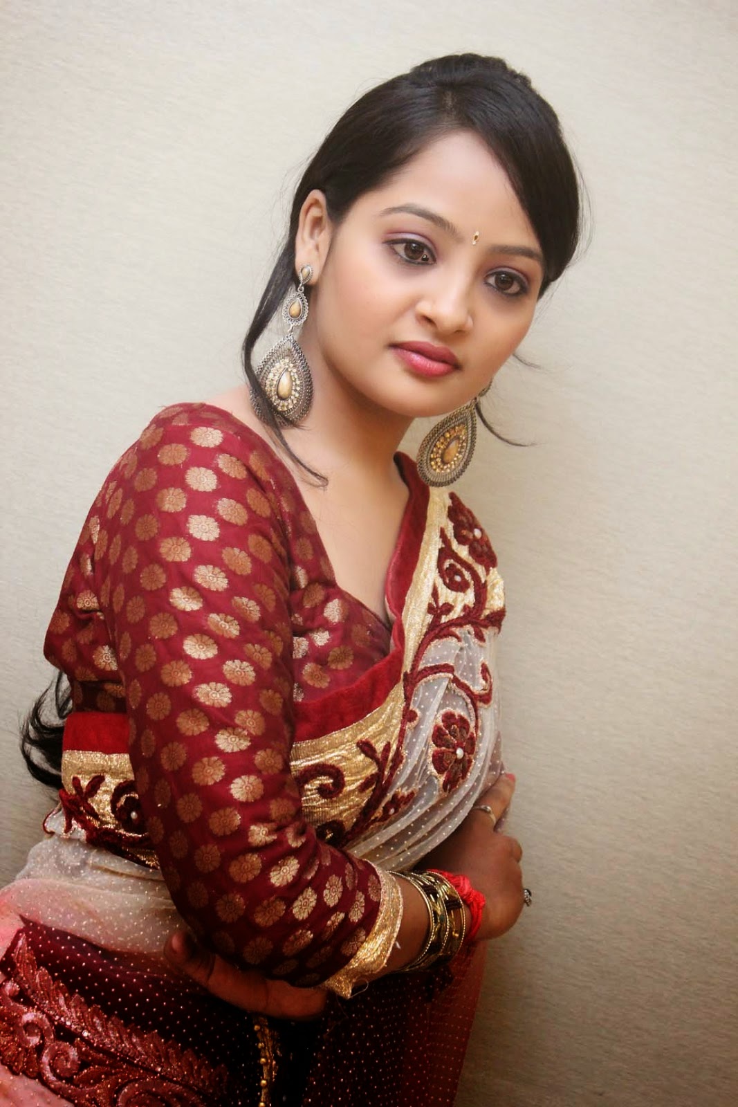actress-shree-shruthi-latest-stills-toll
