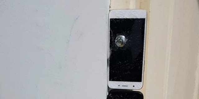 Ponsel Dipaku di Pintu Kamar Anak