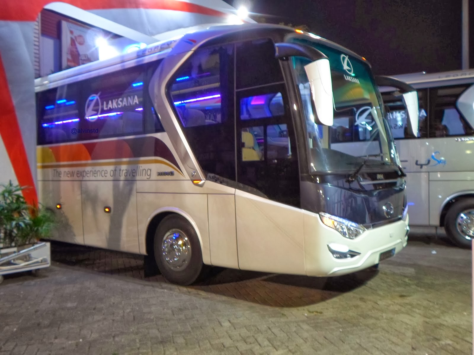 Sinar Jaya Langgeng Utama: Mengarungi Jalan Raya dengan Sentuhan Kemewahan dan Keamanan