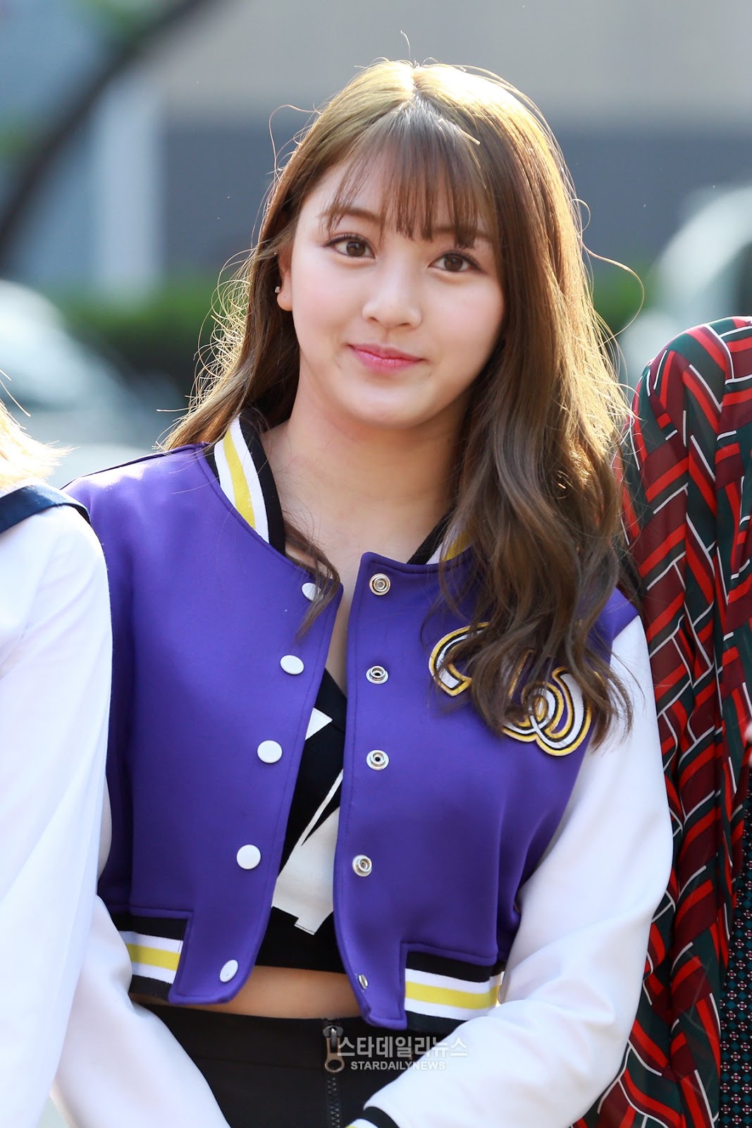 오늘 뮤비의상 입은 트와이스 출근길 | 인스티즈