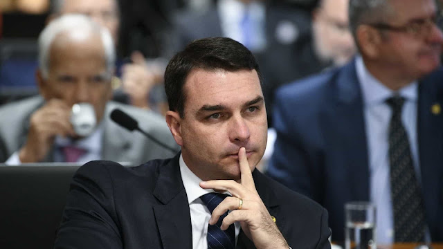 Flávio diz que seu erro pode ter sido 'confiar demais' no Queiroz