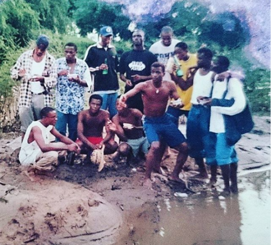 00 Can you spot the celebrities in this throwback photo?