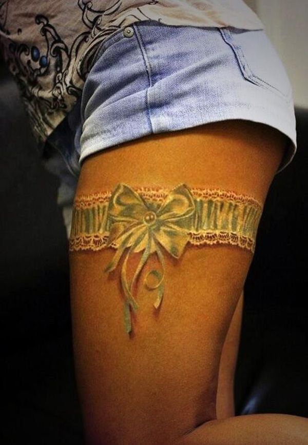 chica con tatuaje de liguero en la pierna