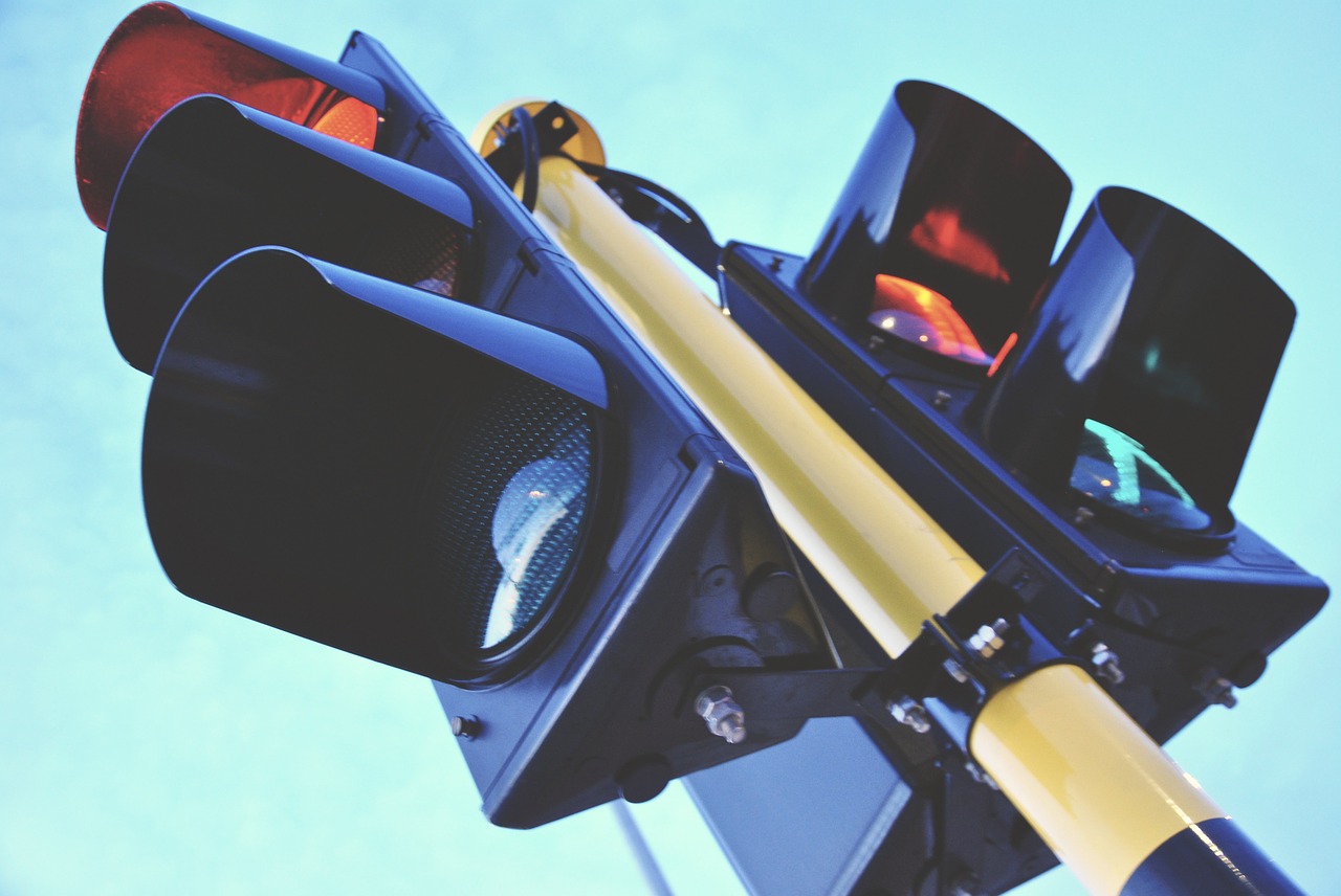 Aksi Kawanan Pemotor Terobos Lampu Merah