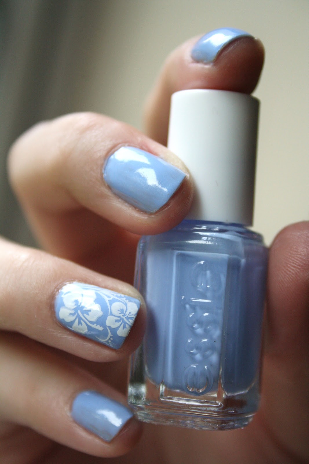 .. amelia paints nails ..: .Essie Summer Collection 