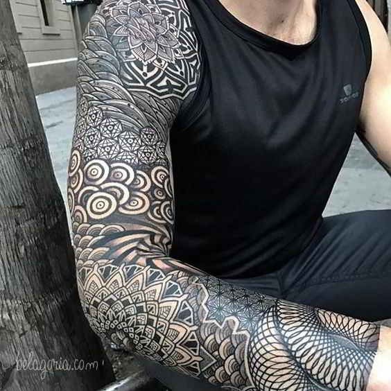 Un tatuaje en el brazo muy atrevido