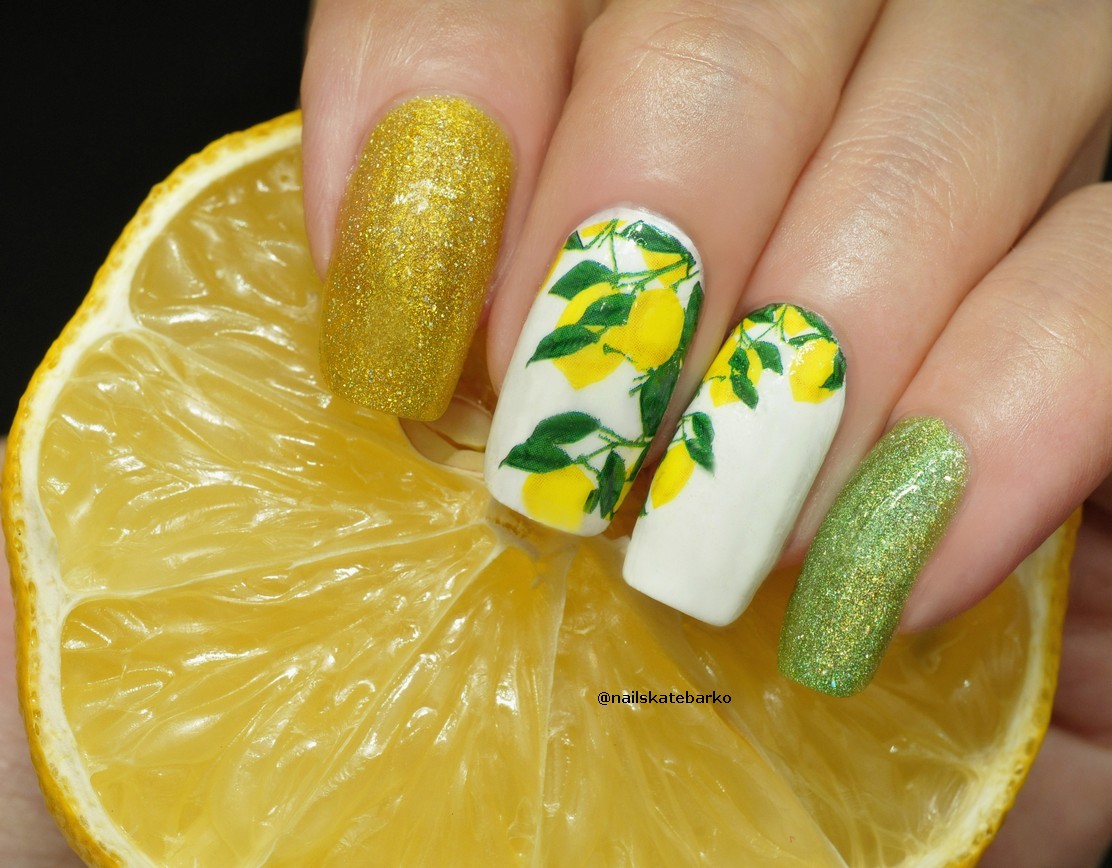 Лимонный дизайн ногтей. Лимон на ногтях. Маникюр с лимоном. Желтый маникюр. Маникюр с долькой лимона.