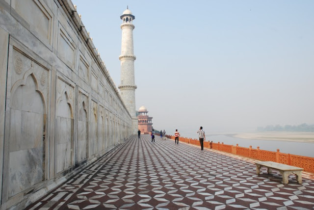 Taj Mahal facing yamuna