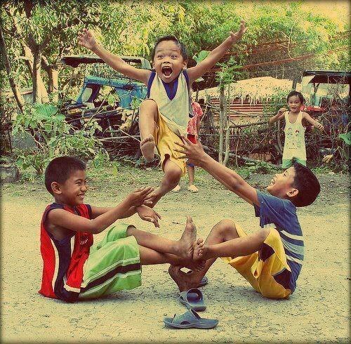 Nhấn vào ảnh để phóng to Trò chơi dân gian Trồng Nụ Trồng Hoa