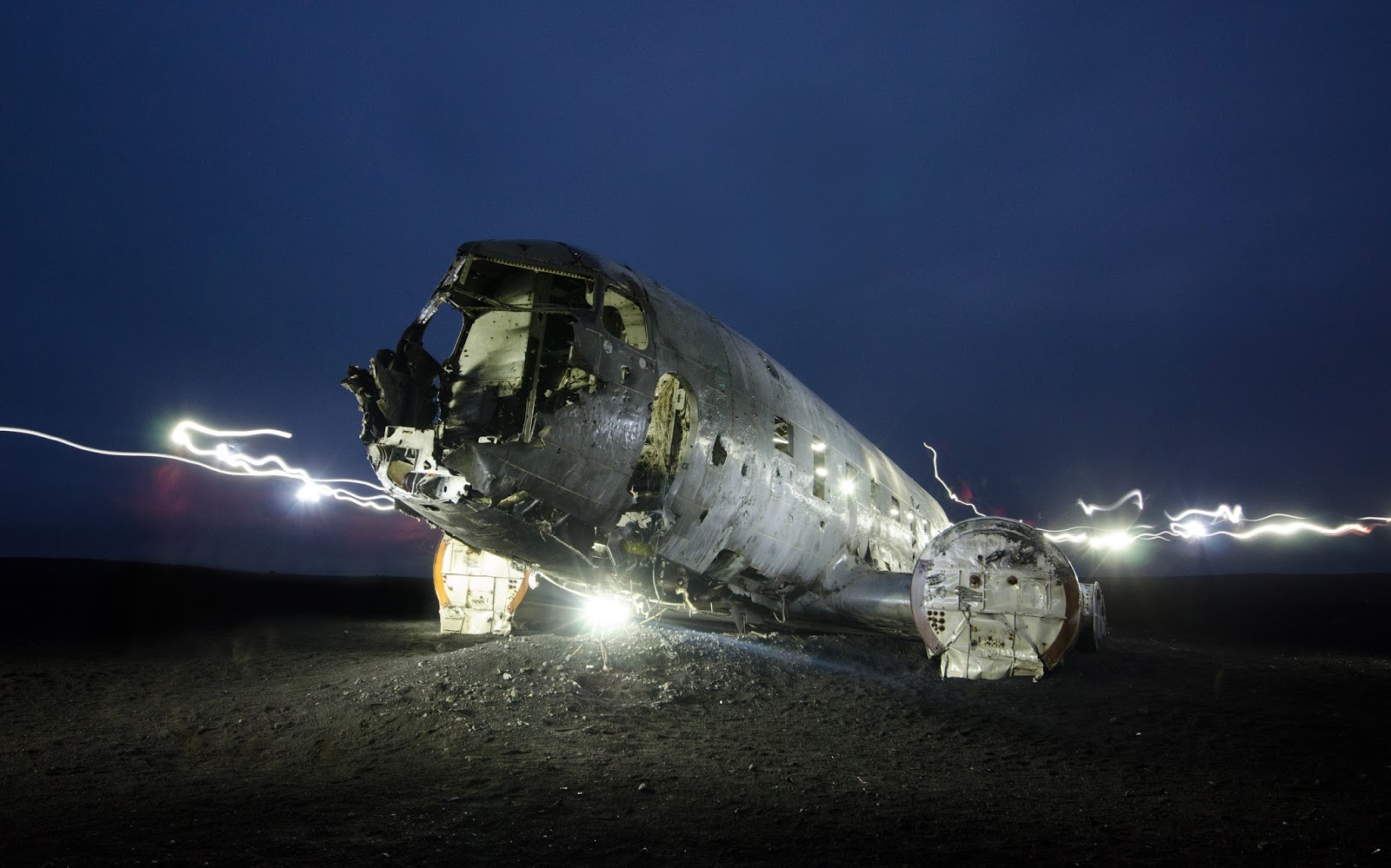 Сонник крушение. Самолет Aeroflot разбился. Обломки самолета на зеленом фоне. Люди погибшие в авиакатастрофе.
